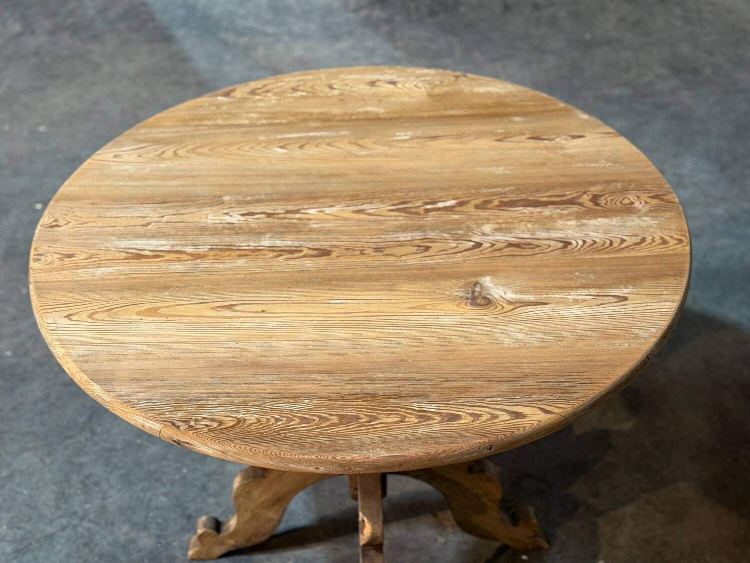 Round table in pitch pine and oak
