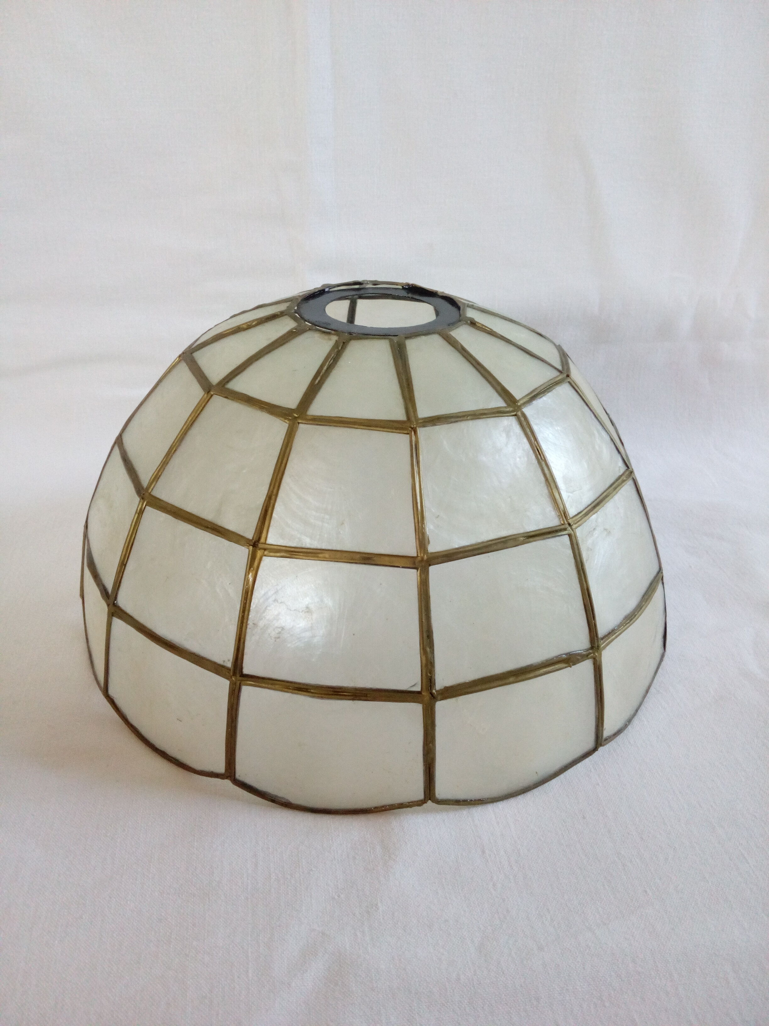Mother-of-pearl lampshade for hanging