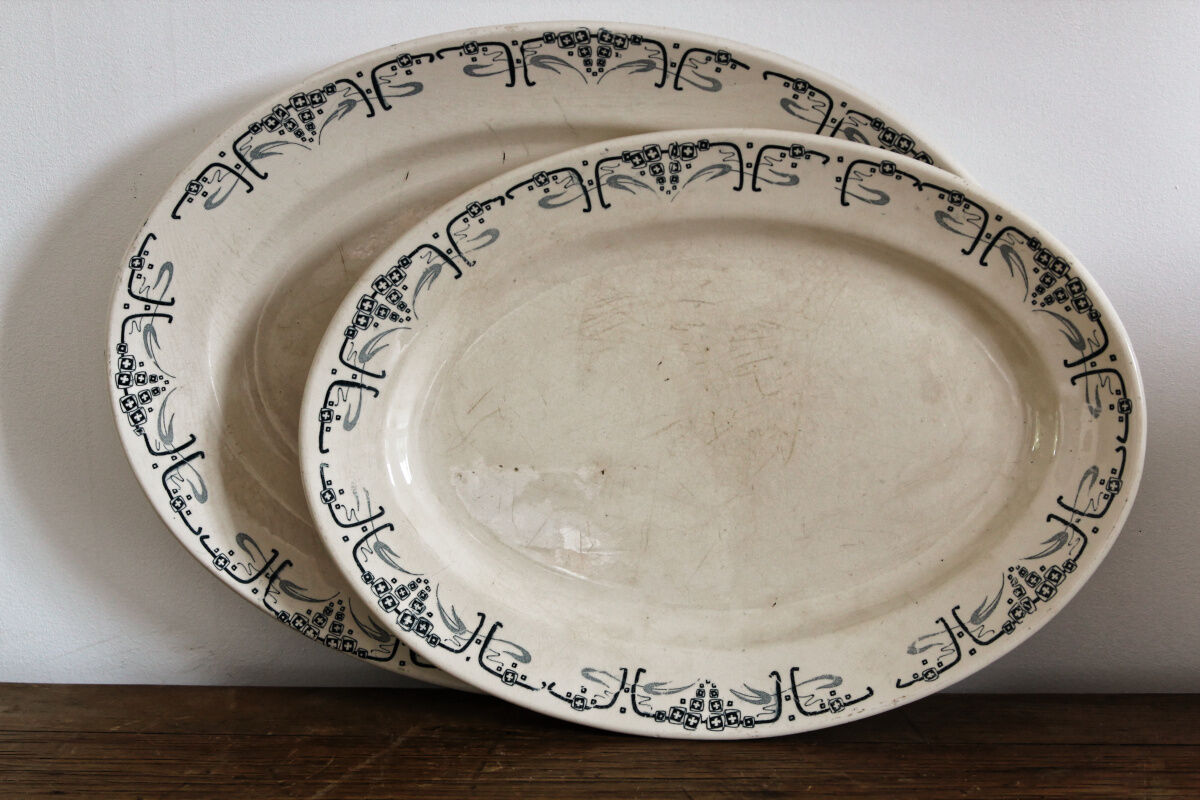 Pair of longchamp earthenware dishes, iron earth,