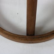 Chaise de travail design des années cinquante avec base en anneau en bois stabilisant.