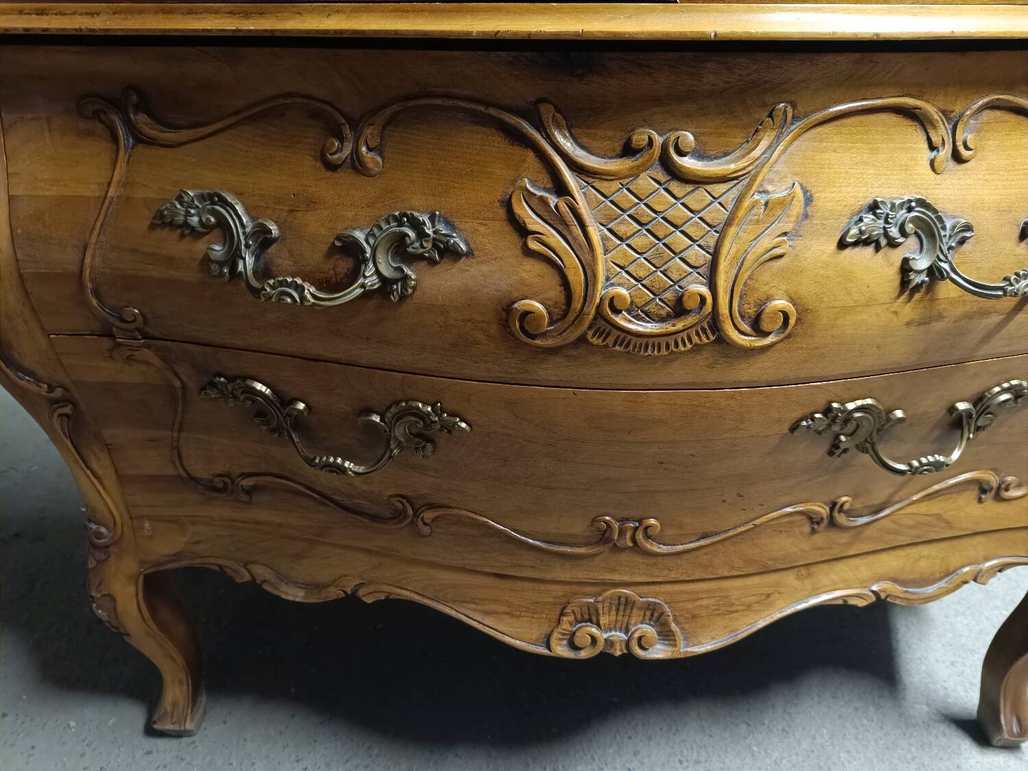 Bordeaux walnut chest of drawers