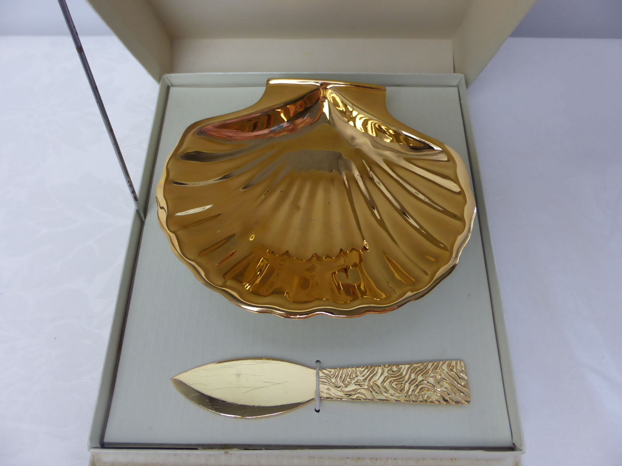 Butter maker forming scallop shell in golden porcelain in Vintage case
