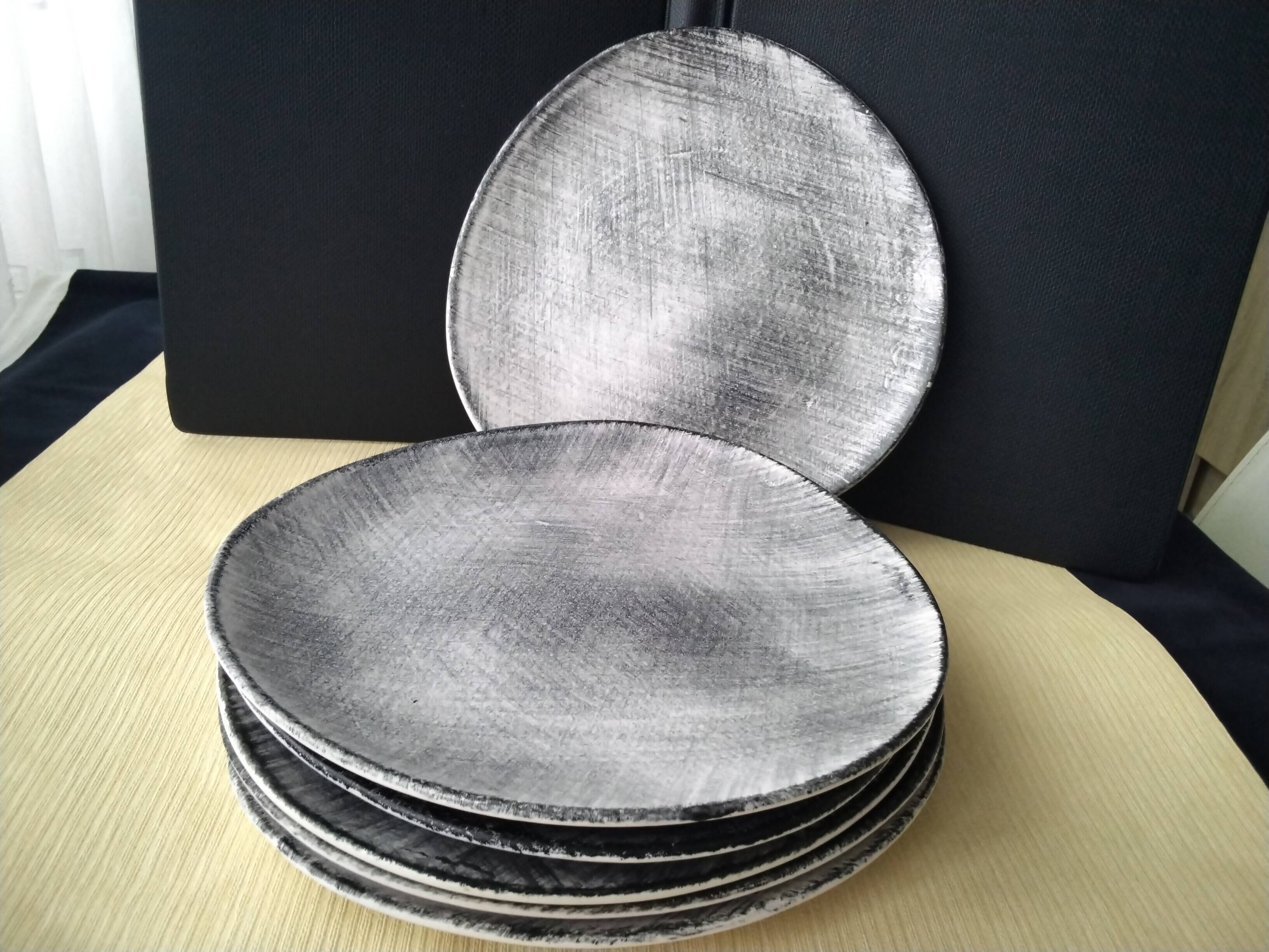 6 Flat plates in gray stoneware Crépuscule model