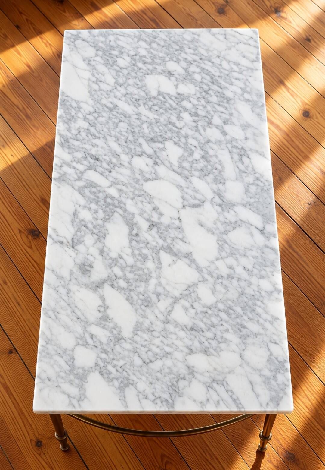 Table basse vintage néoclassique en marbre blanc et métal doré