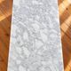 Table basse vintage néoclassique en marbre blanc et métal doré
