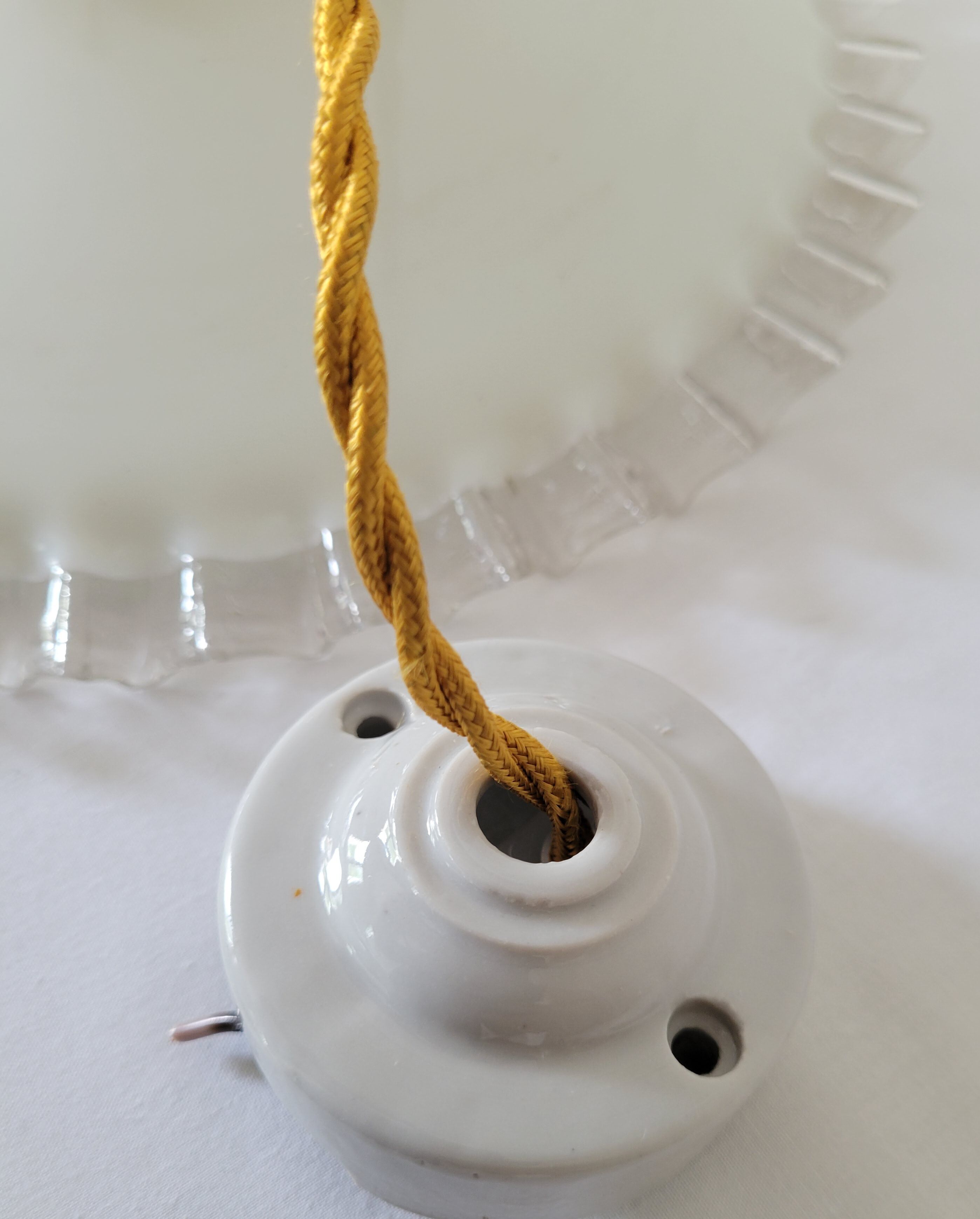 Serrated opaline suspension