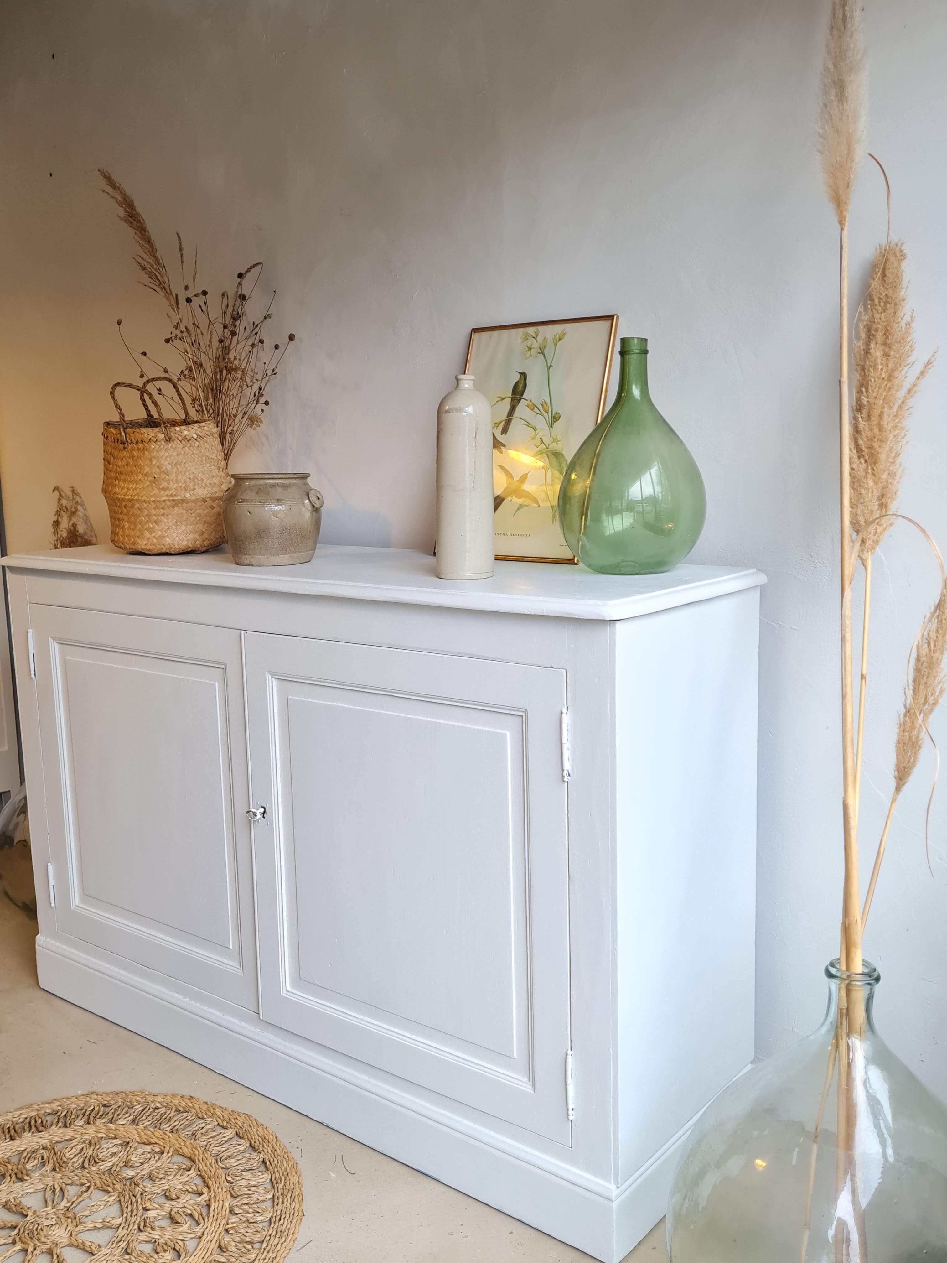 Vintage Parisian buffet-minded countertop