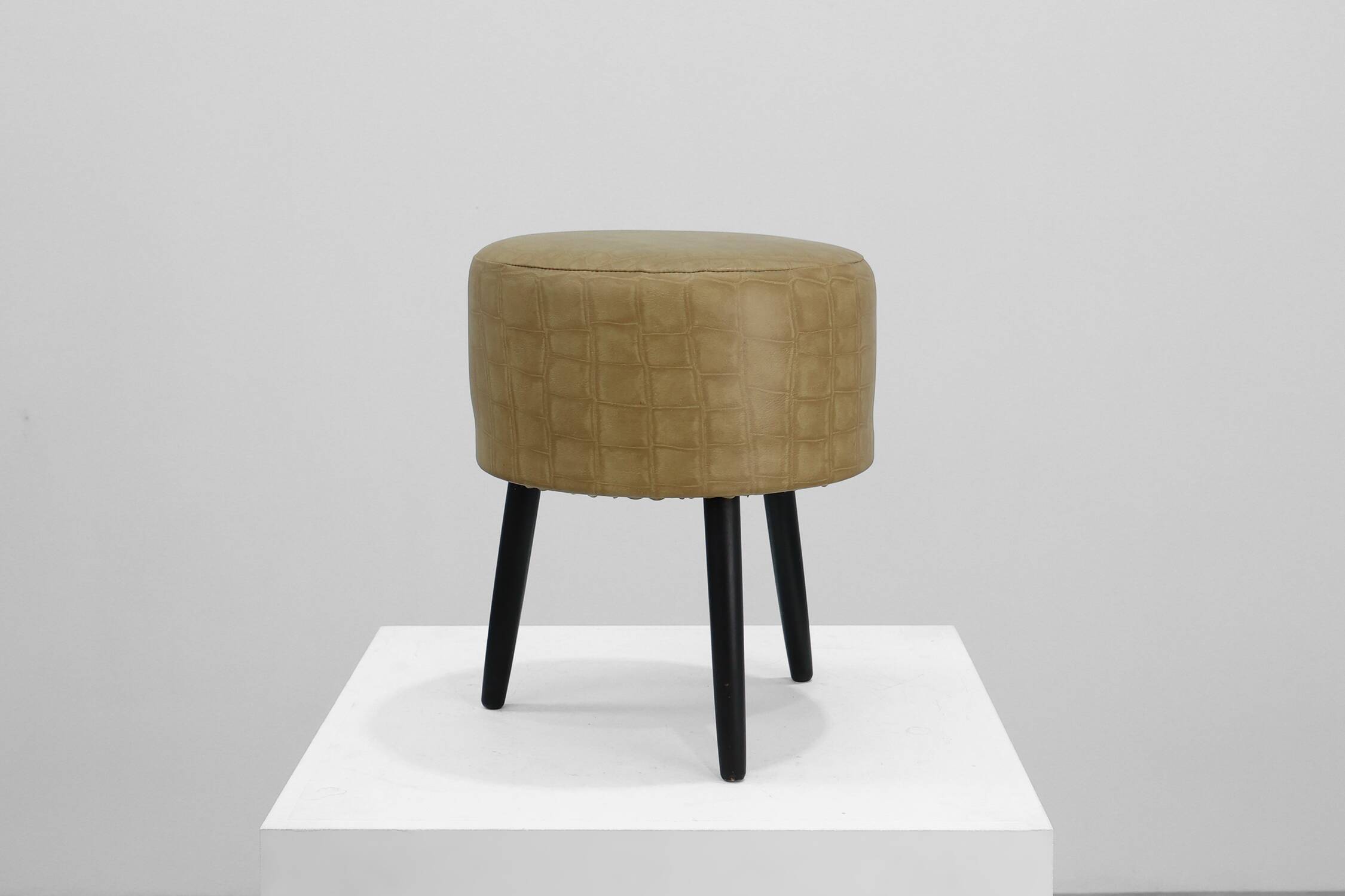 Porte-manteau mural en chêne belge de style Bruegel, milieu du XXe siècle