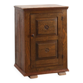 Cabinet en chêne massif rustique avec des sculptures florales géométriques, Belgique – 17e siècle