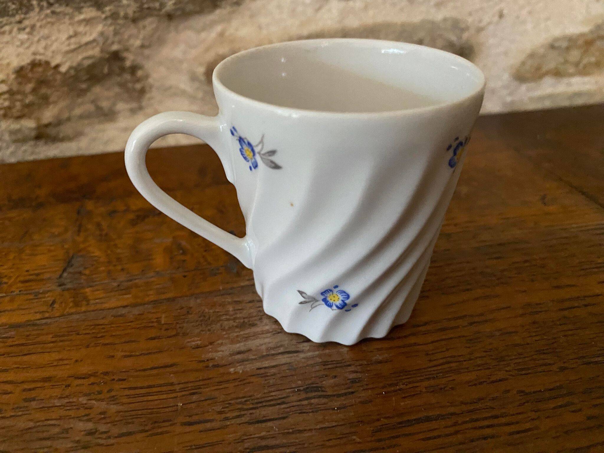 Set of 2 Istanbul and LImoges porcelain cups decorated with small blue flowers