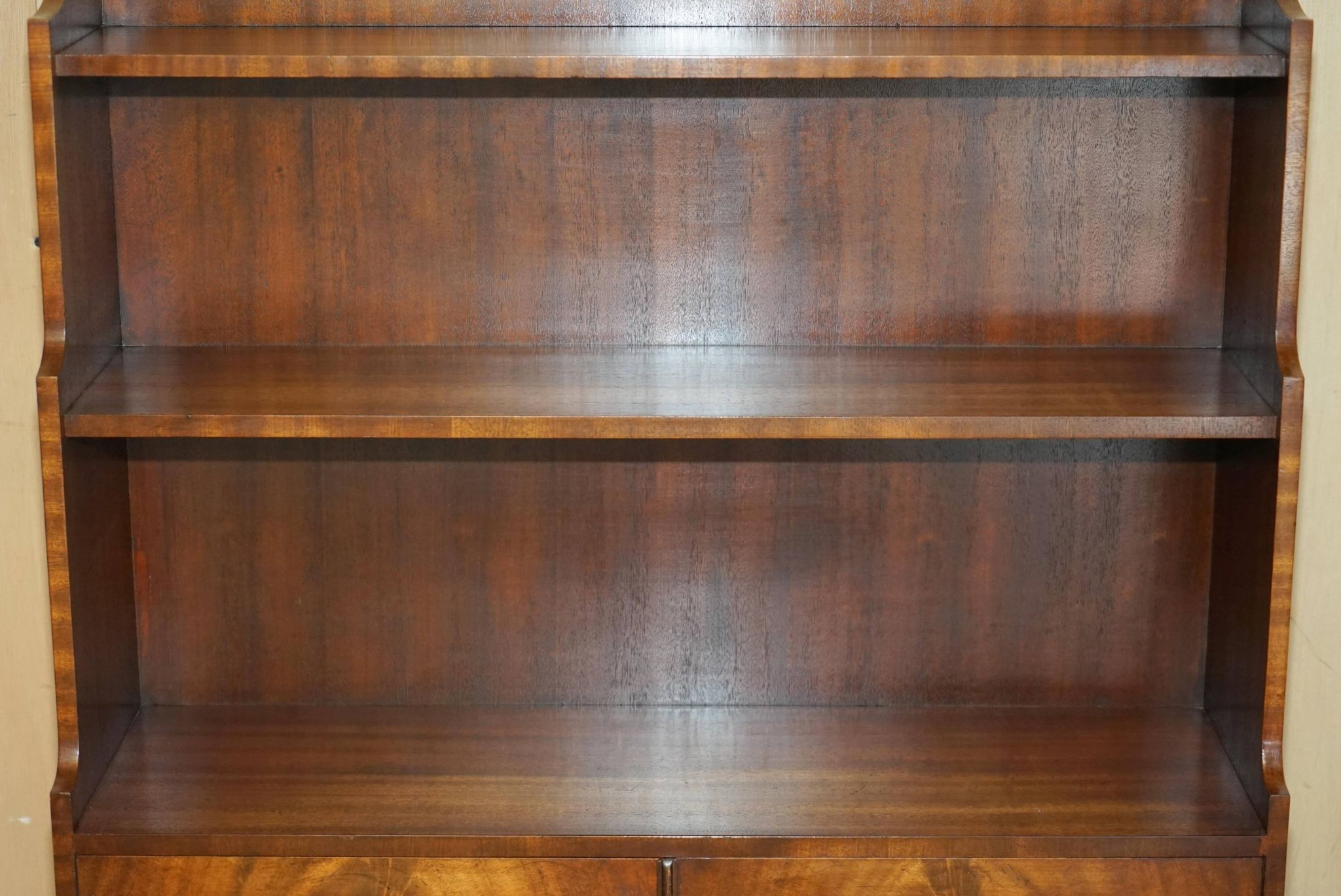 Paire de Bibliothèques Basses Ouvertes en Acajou Flammé