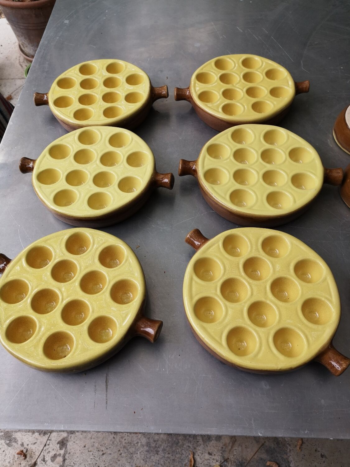 Porcelain snail pans