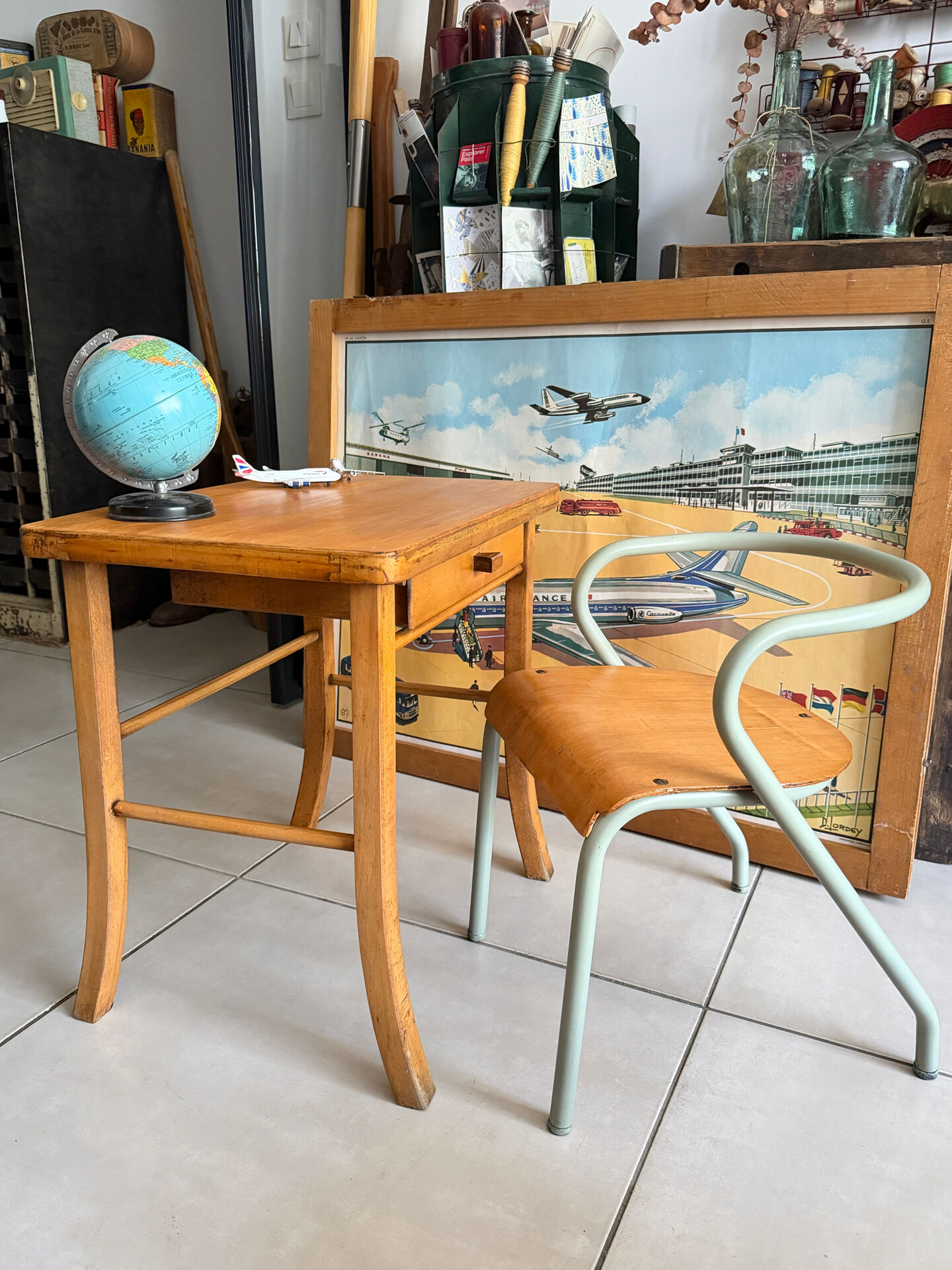 Bureau enfant Baumann en bois et chaise Hitier vintage