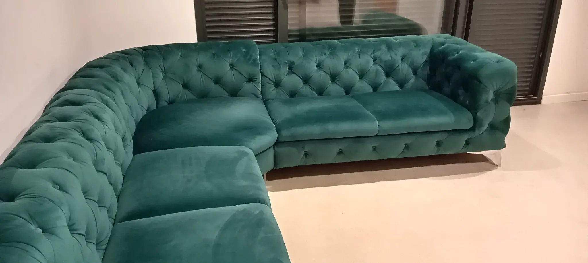 Emerald green velvet Chesterfield corner sofa, 6 seats