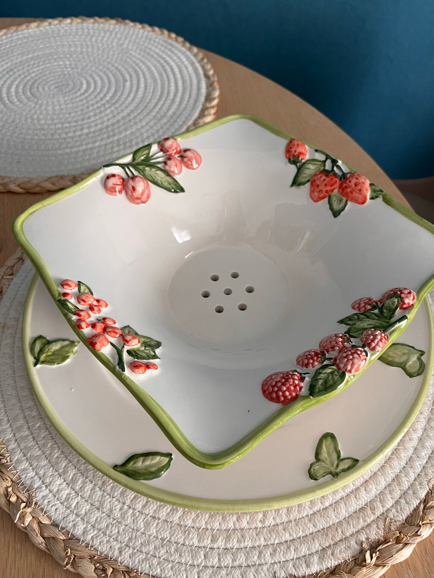 Fruit drainer in earthenware and its Silea plate