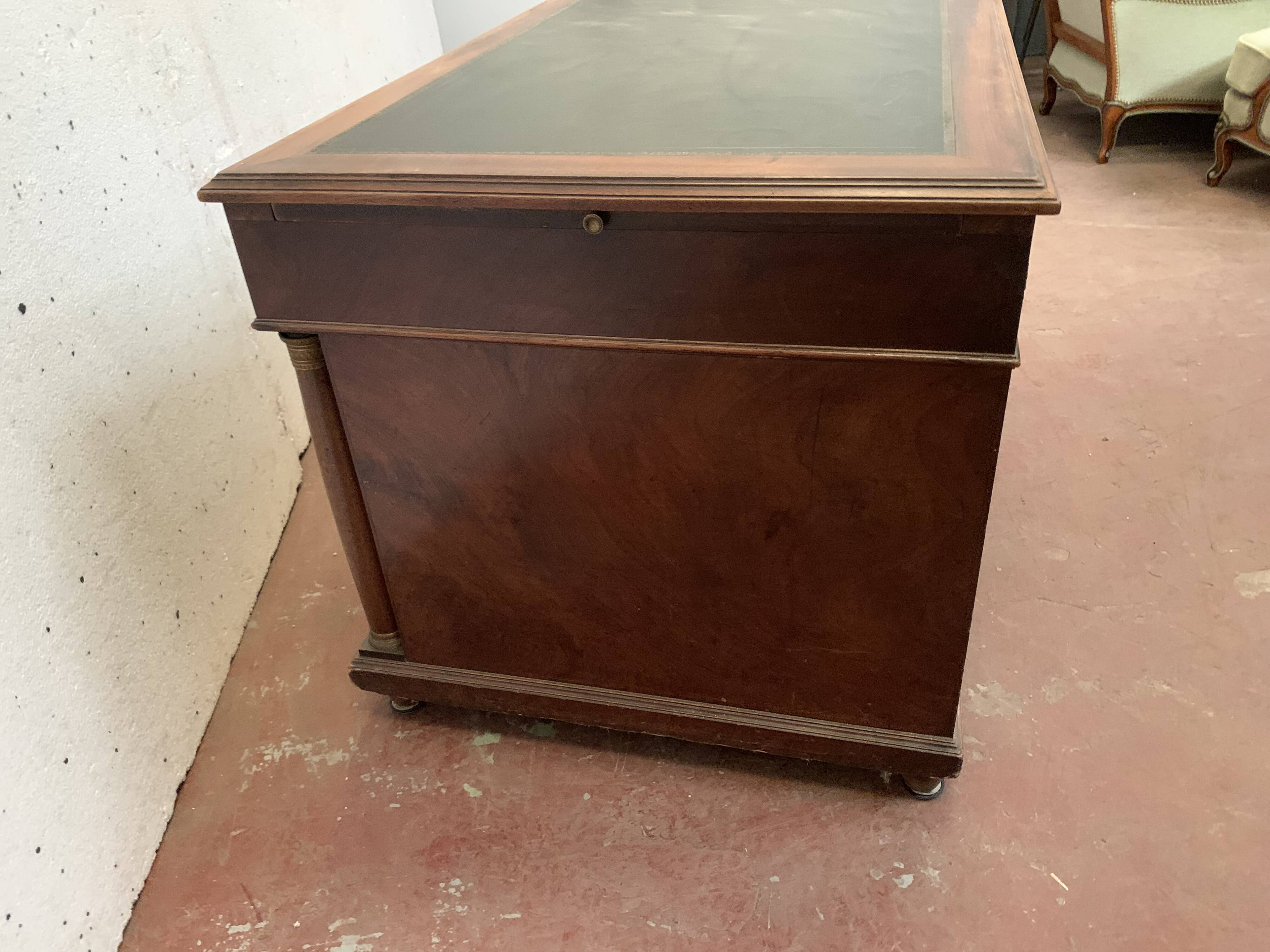 Bureau a caissons de style Empire en acajou et placage XX siècle