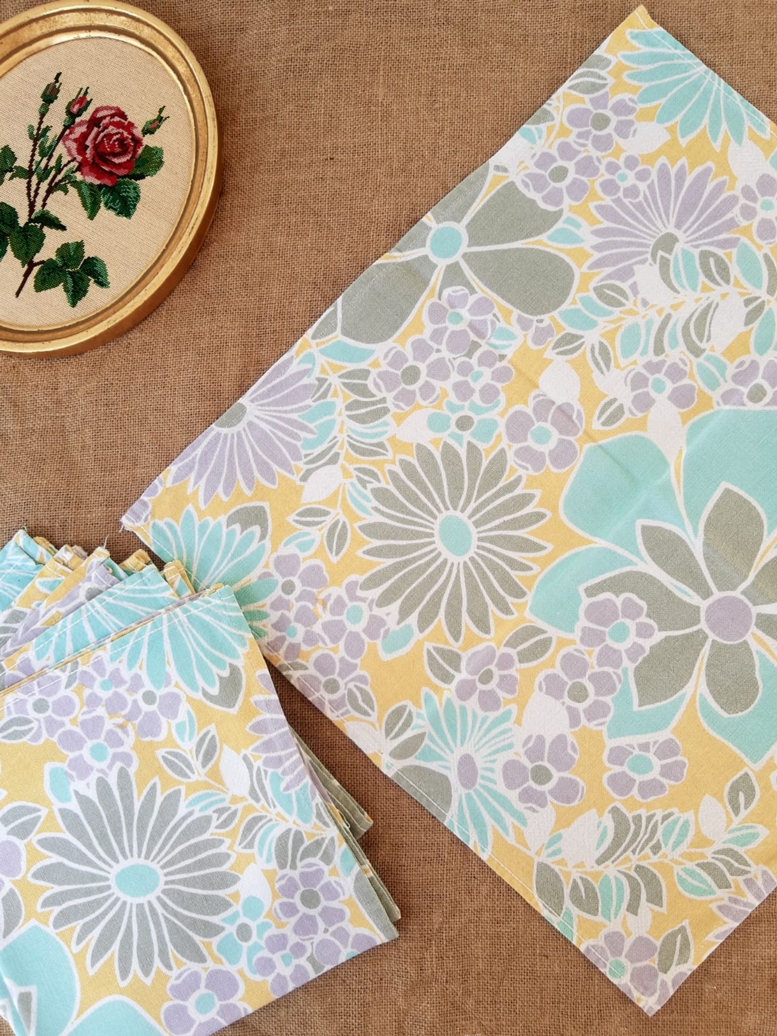 Round tablecloth and 6 napkins with vintage flower patterns