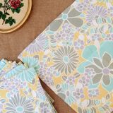 Round tablecloth and 6 napkins with vintage flower patterns