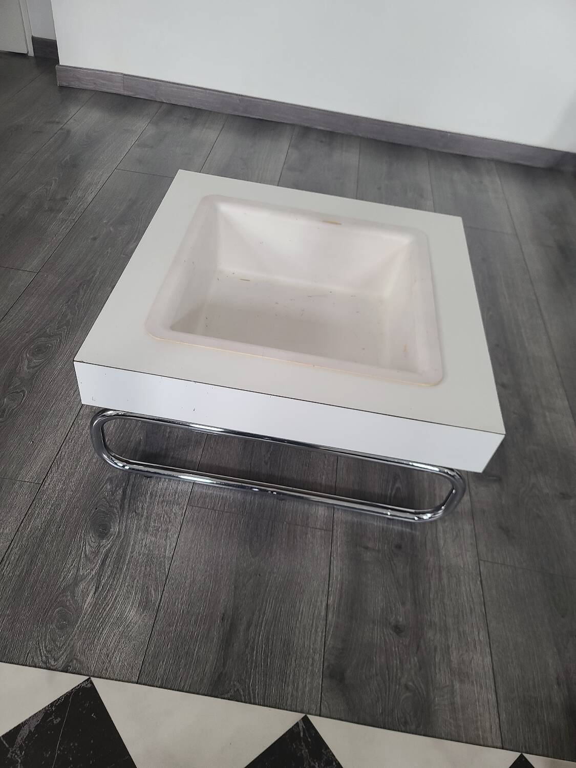 Vintage plant pot with metal base