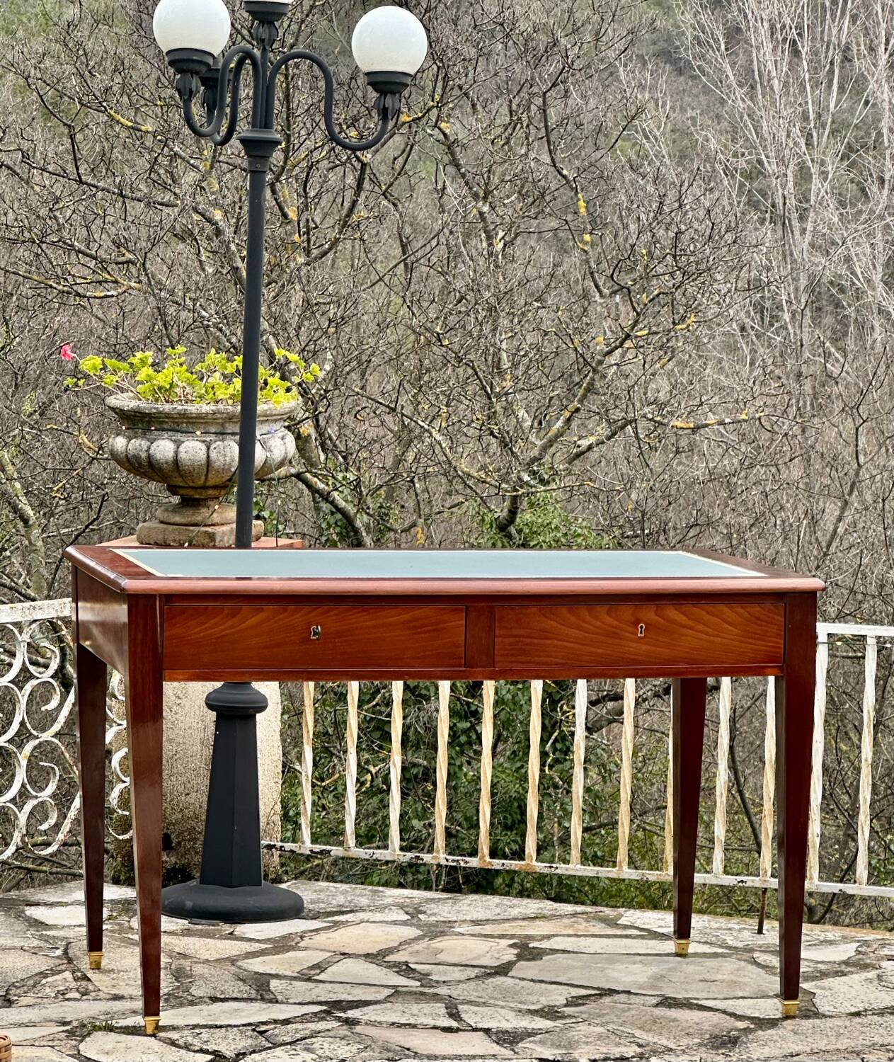 Flat desk in solid mahogany from the 19th century.