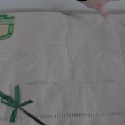 Parure de drap brodée, ancienne