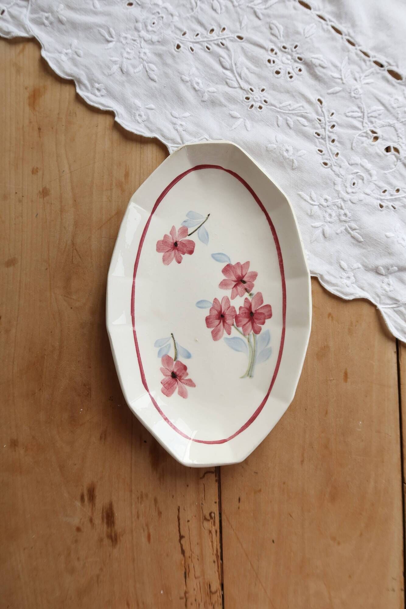 Ravier vintage ivory faience with floral rose decoration.