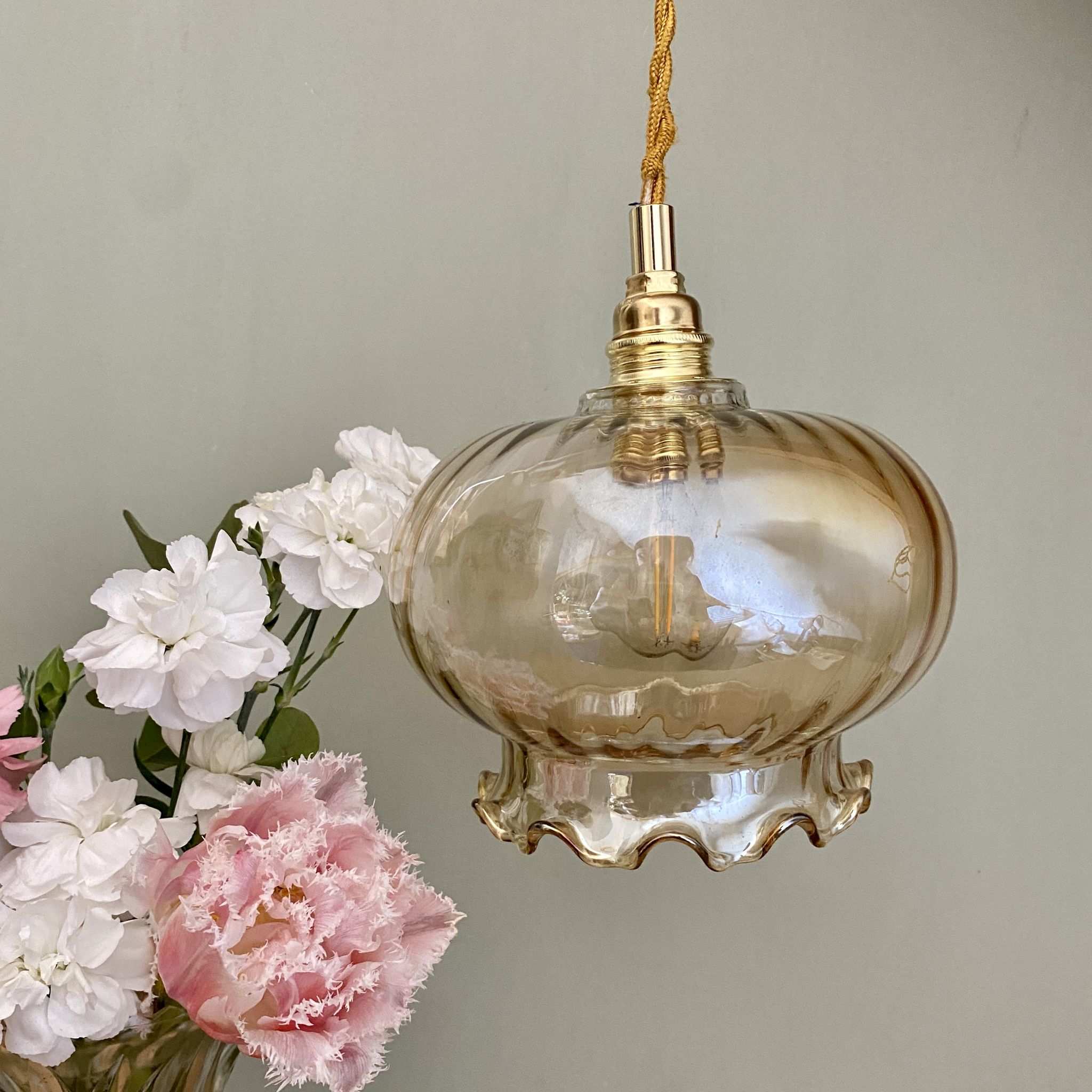 Suspension globe vintage en verre ambré
