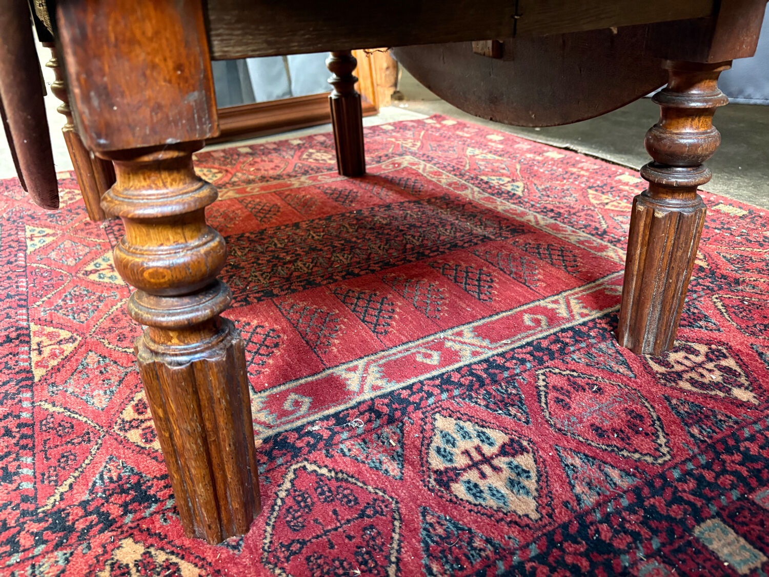 Round oak coffee table with drop leaves and turned legs