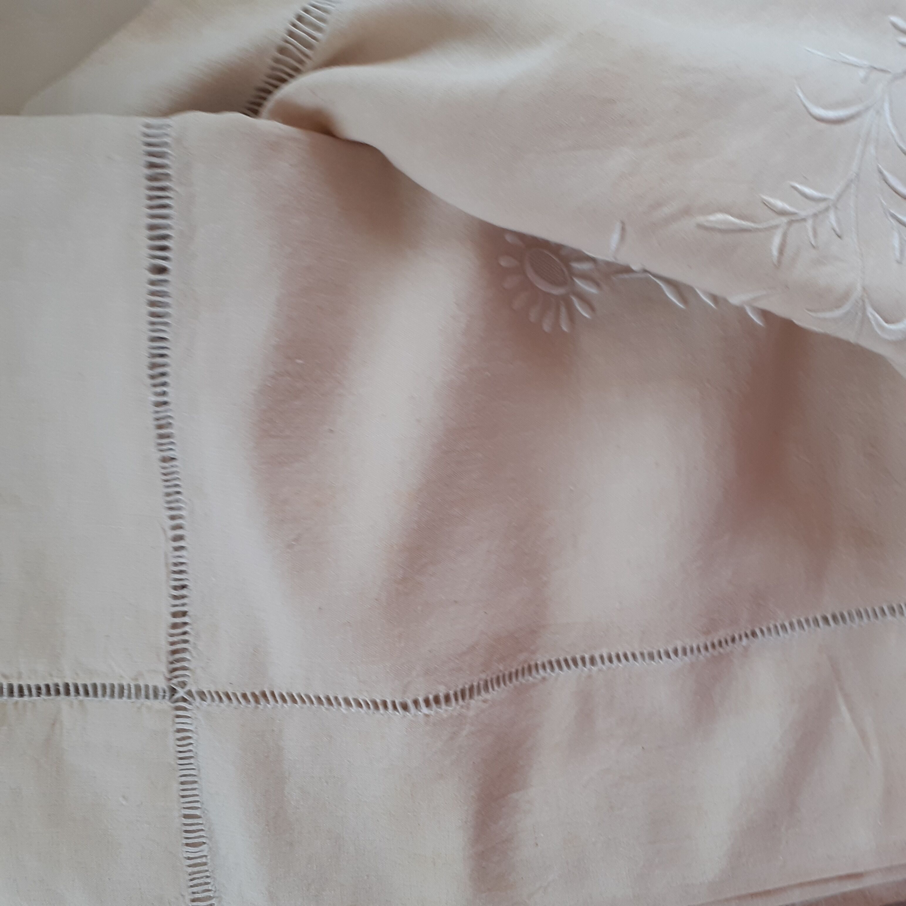 Linen sheet. Bordered by a day and a fresco of flowers, handmade.