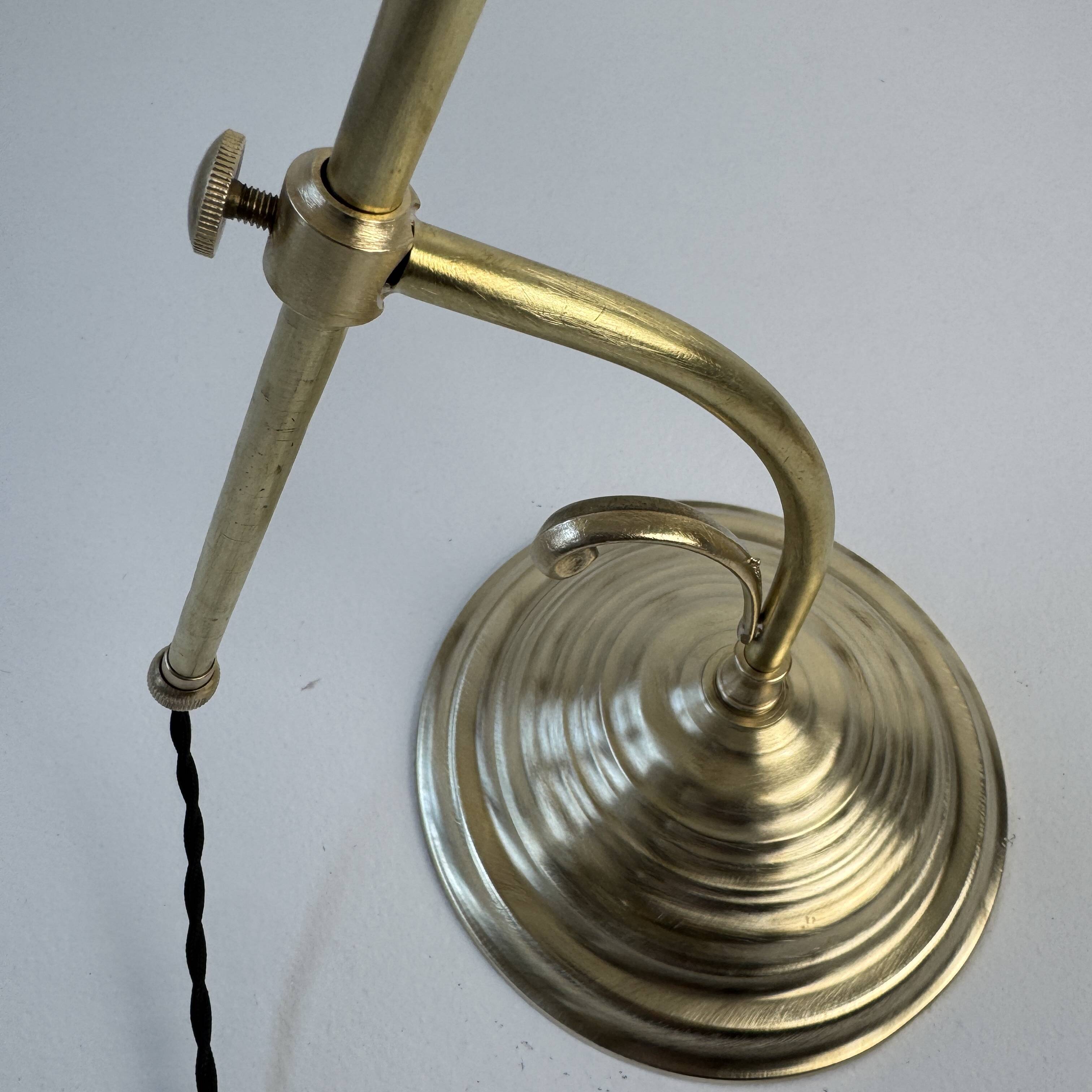VINTAGE ARTICULATED DESK LAMP IN BRASS AND OPAL GLASS
