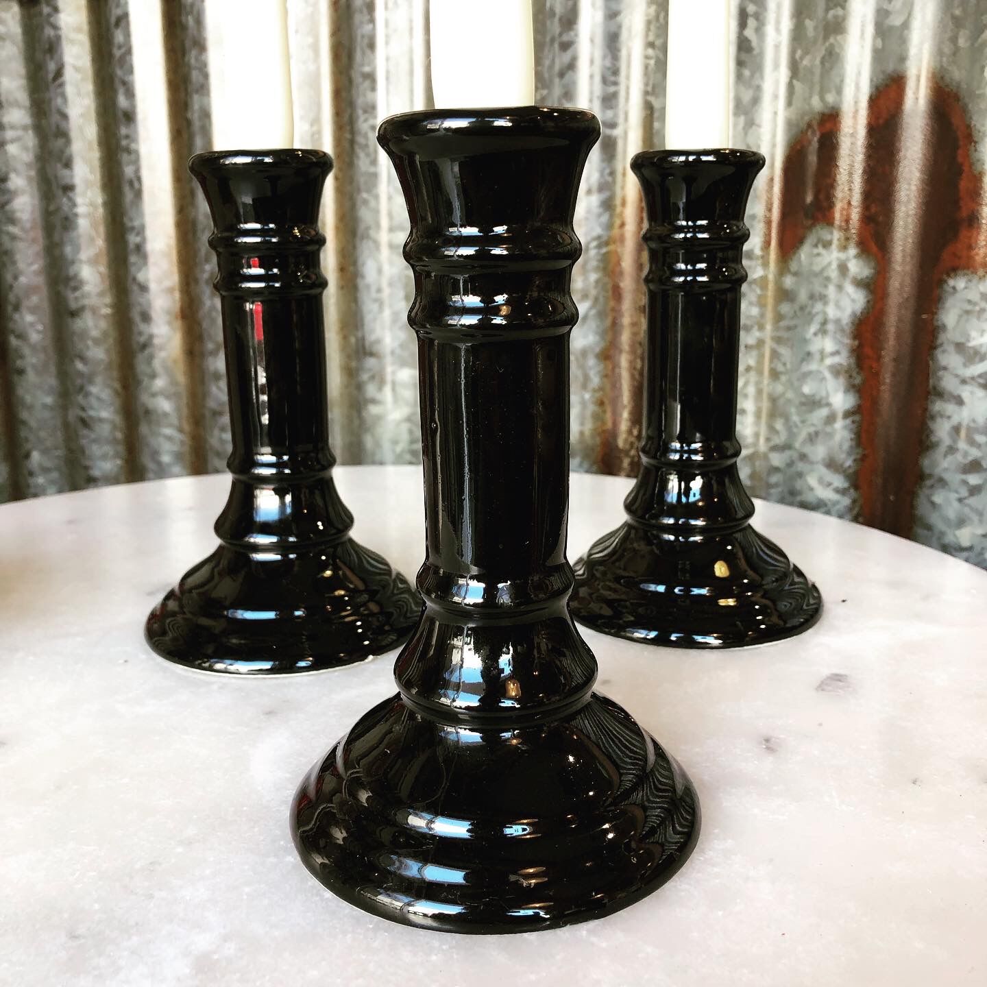 Trio de bougeoirs en porcelaine noire