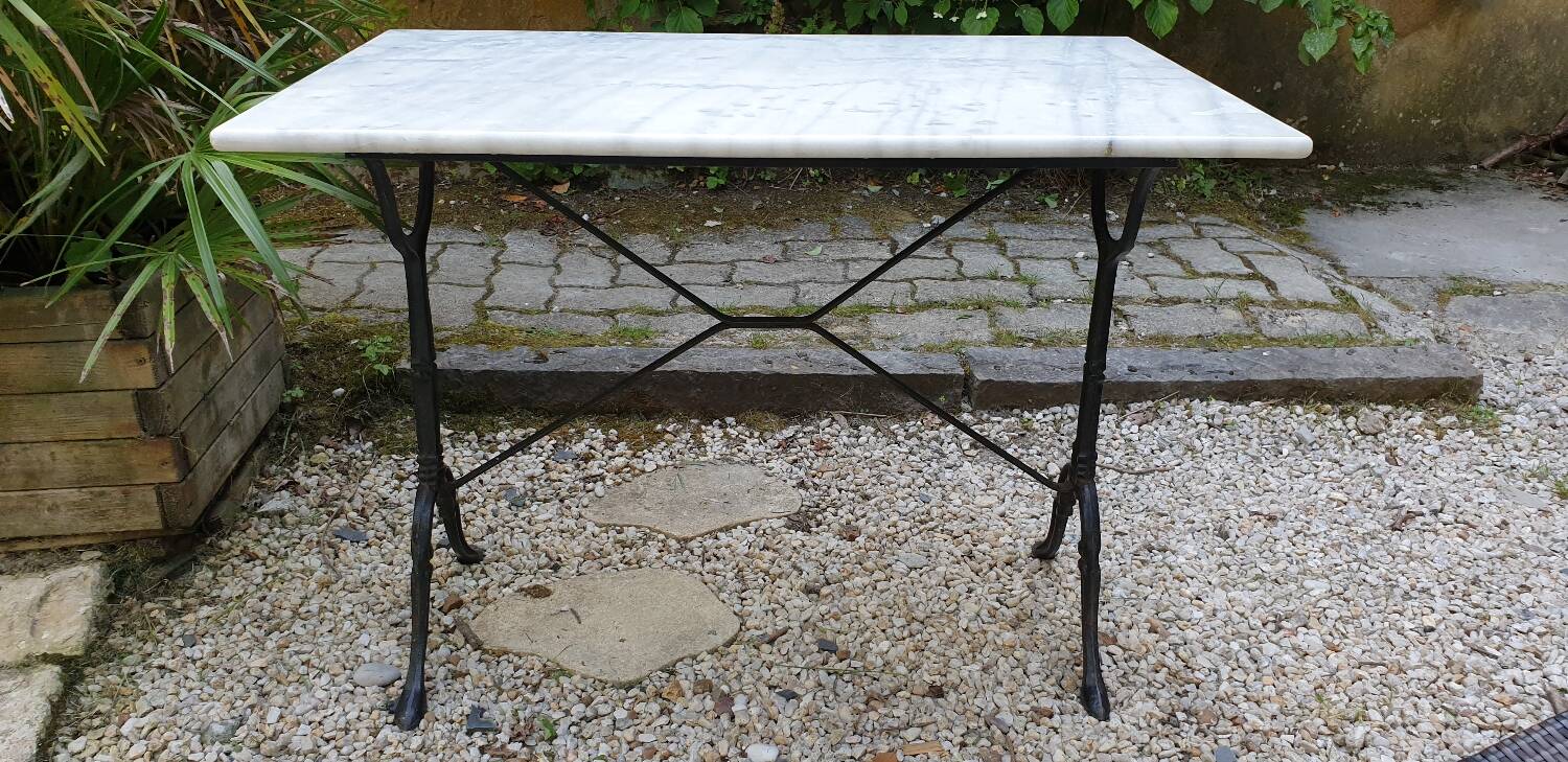 Bistro table in white Carrara marble and cast iron