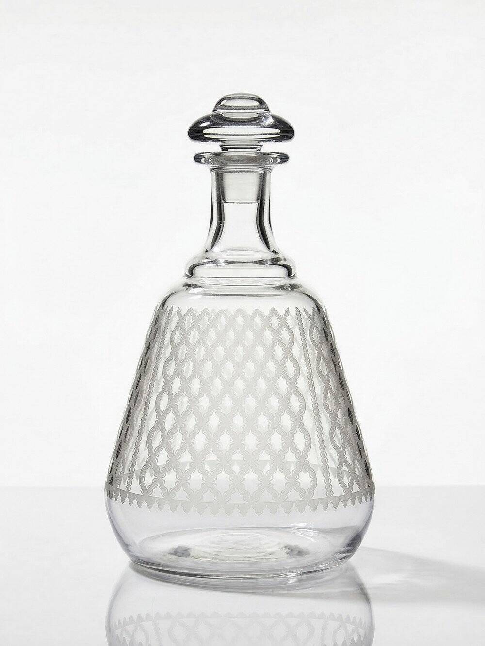Engraved crystal carafe model "Alhambra" Baccarat from the years 1900-1920.