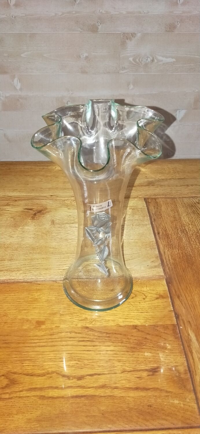 Vase en verre décor floral étain