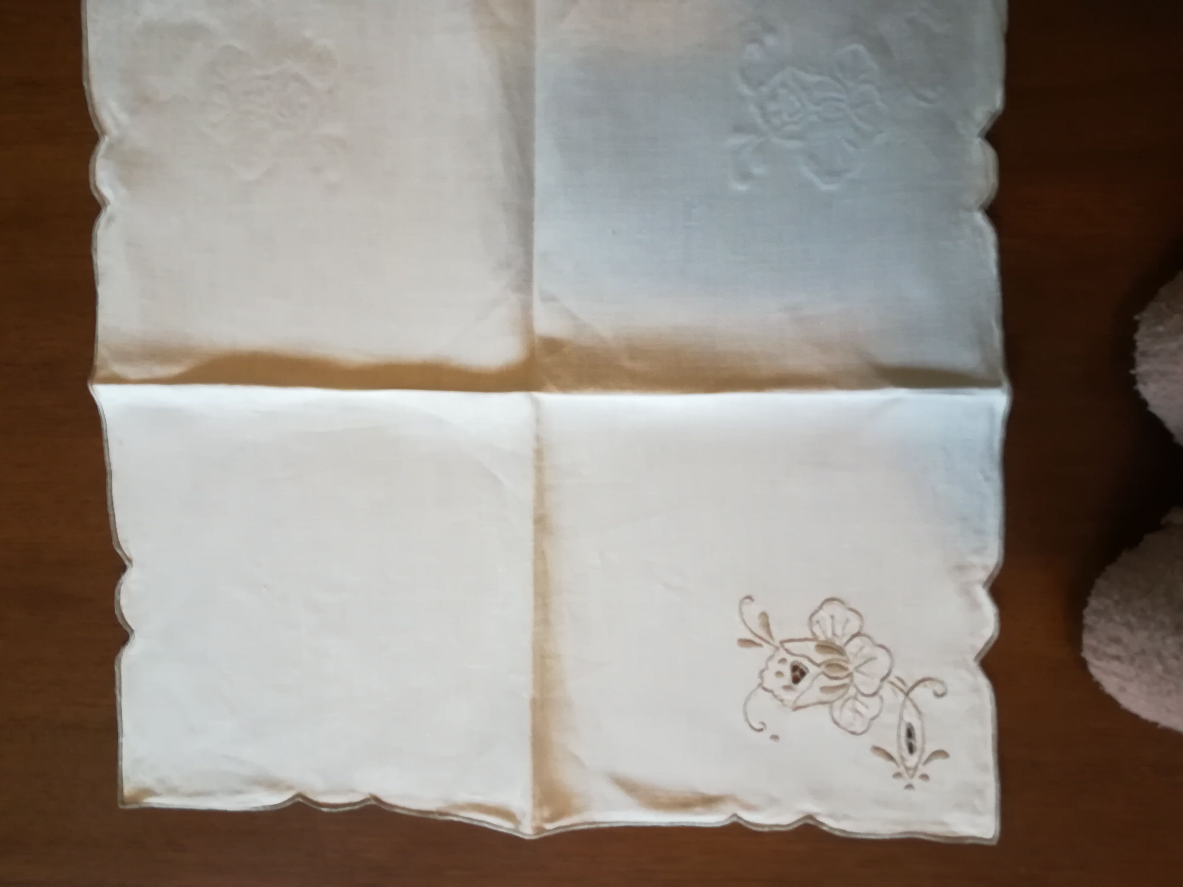 Round off-white tablecloth embroidered with grey flowers with 8 matching napkins - festive table