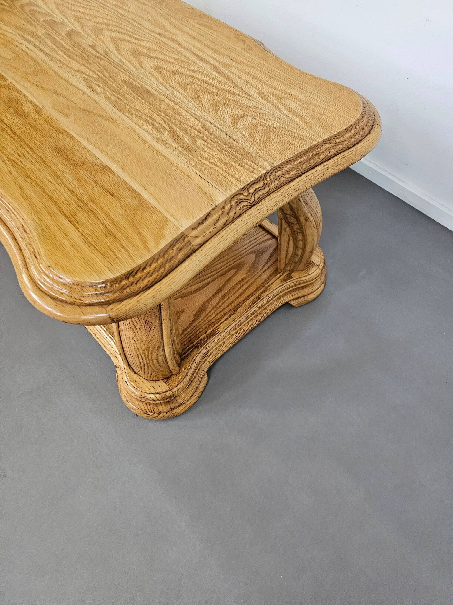 Table basse française en chêne massif des années 1970