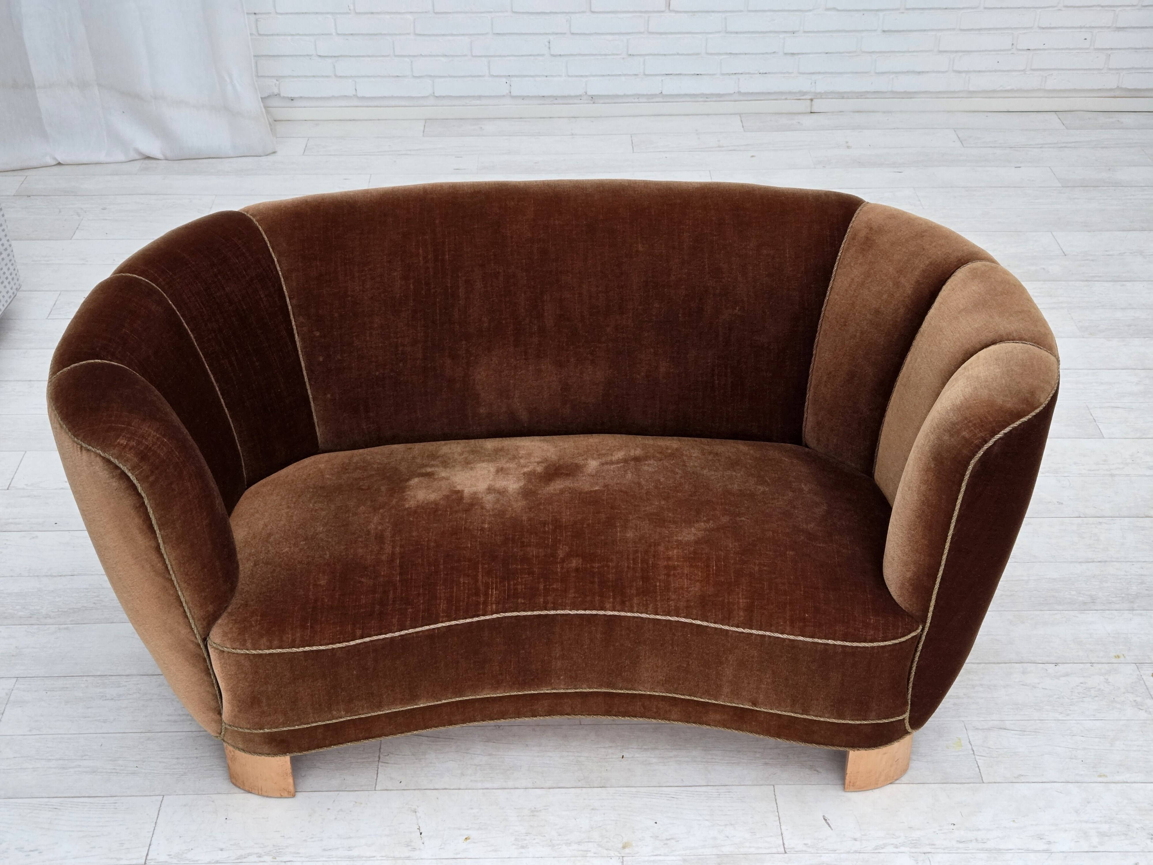 Canapé courbé danois 2 places des années 1960, en velours d'ameublement marron.