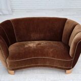 Canapé courbé danois 2 places des années 1960, en velours d'ameublement marron.