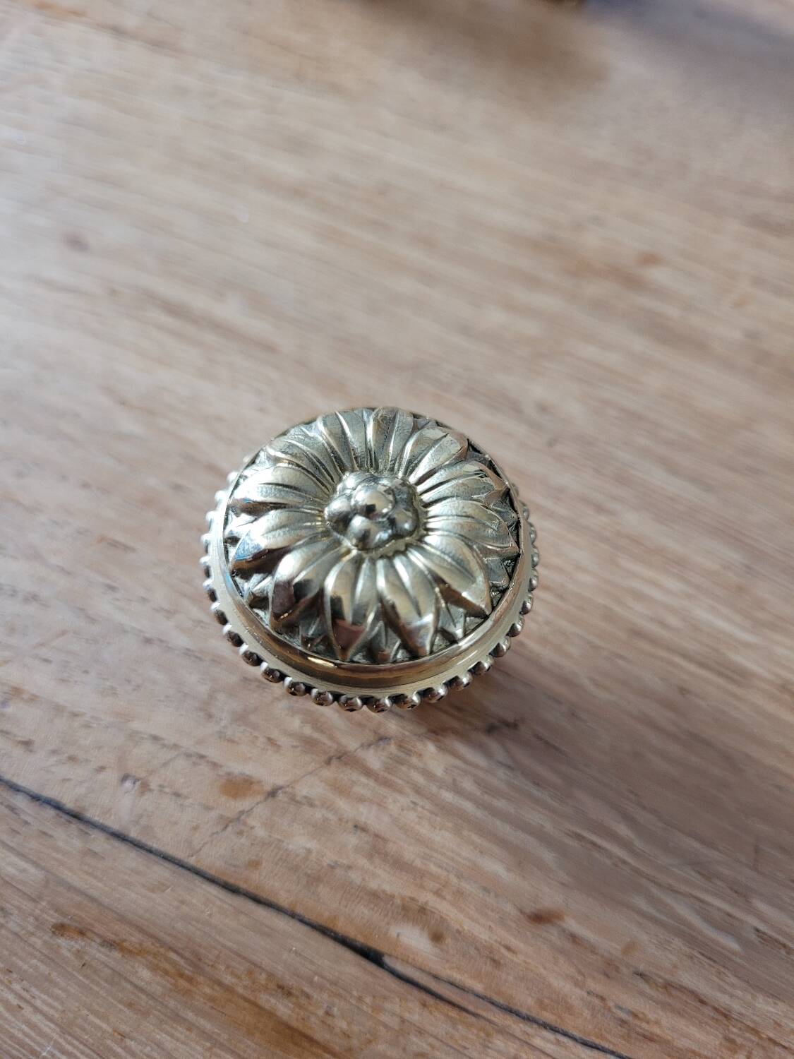 Boutons de meuble Louis XVI en laiton
