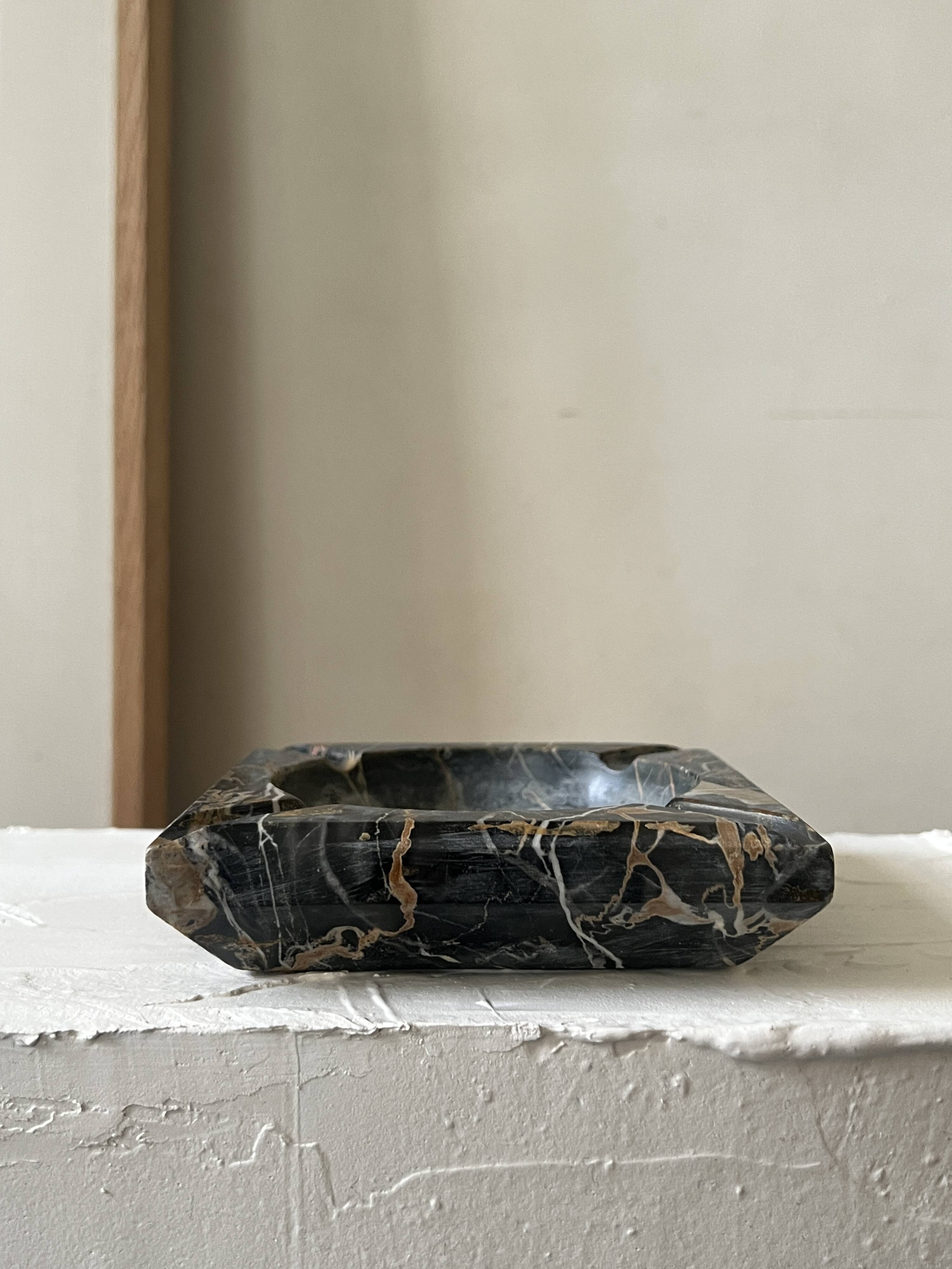 Square ashtray in veined black Italian marble.