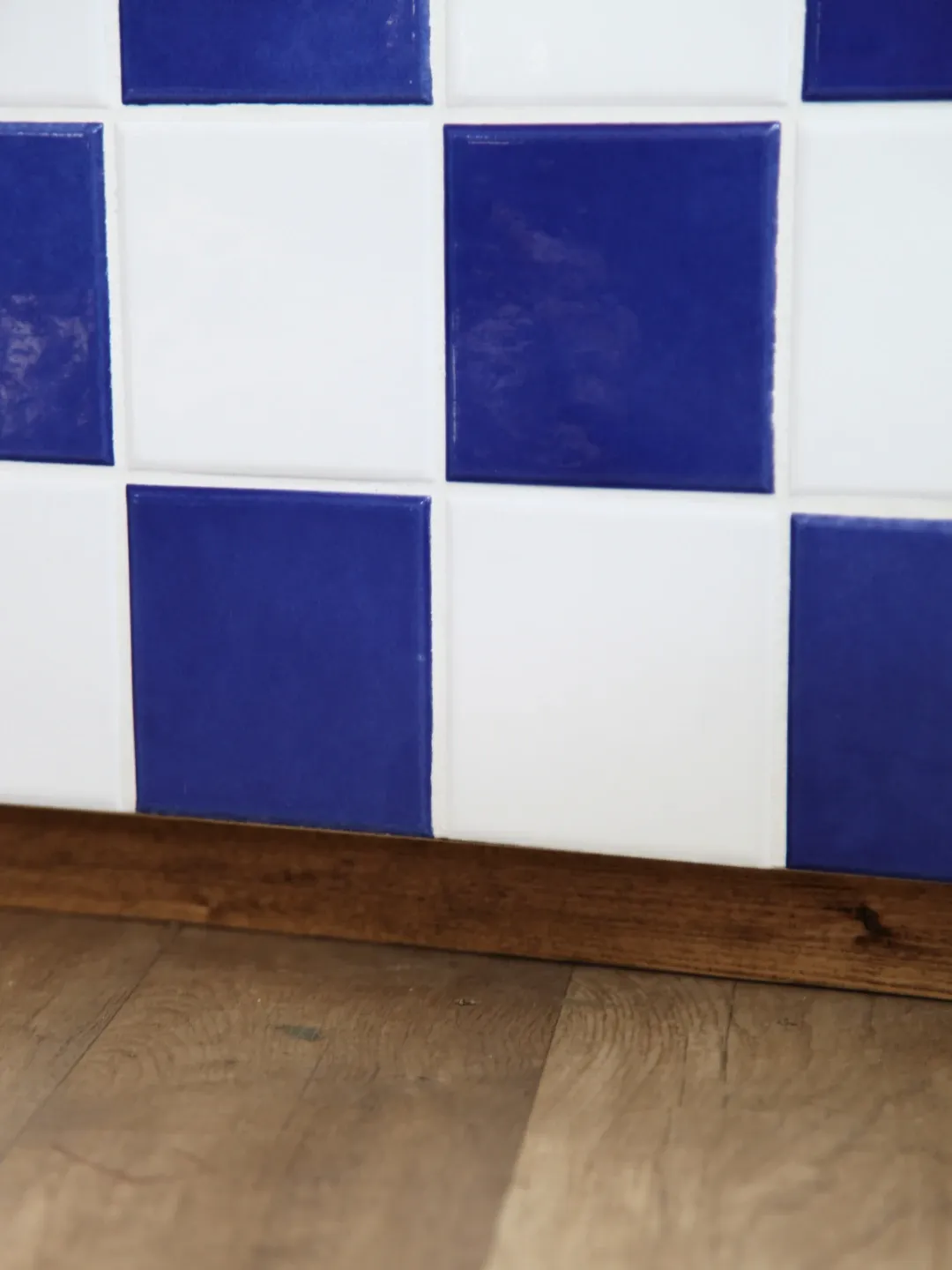 Table basse carrelée bleue et blanche damier