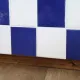 Table basse carrelée bleue et blanche damier