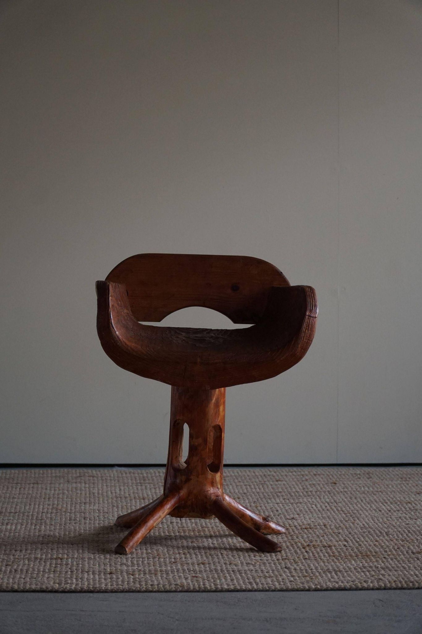 Unique sculptural pedestal armchair by the Finnish Matti Martikka in solid pine, 1960s.