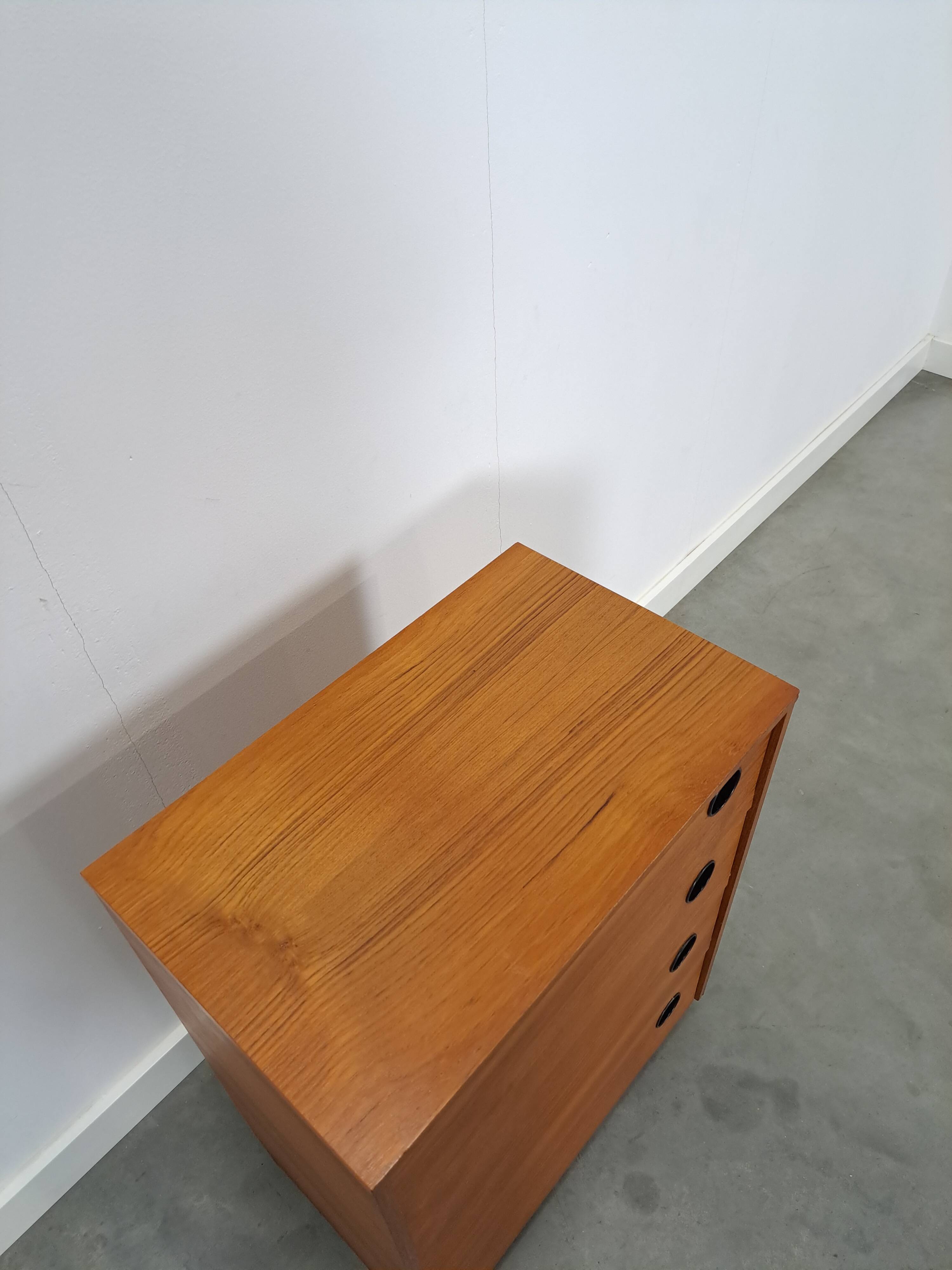 Schoenenkast met zwarte ronde grepen, nr. 1