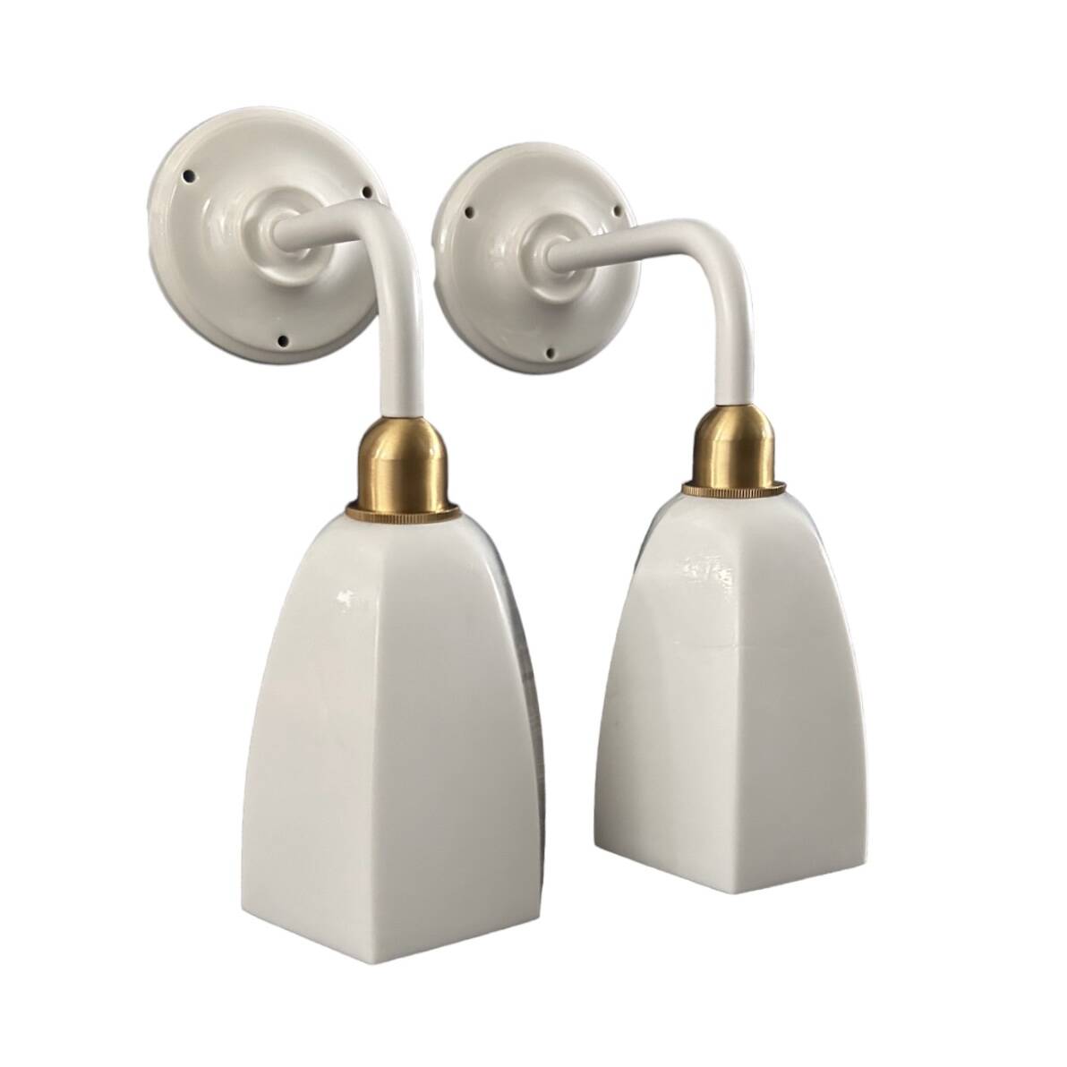 Paire d’appliques blanches en opaline