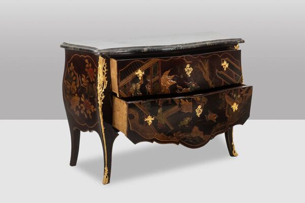 Commode sauteuse en laque avec son marbre. Années 1950.
