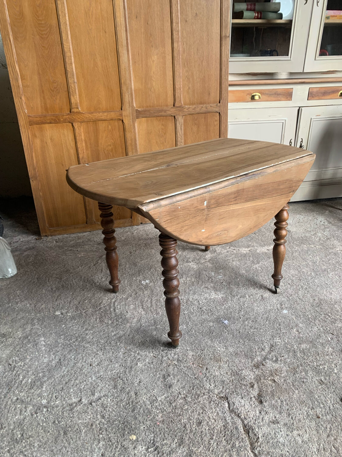 Folding table for 4-6 people
