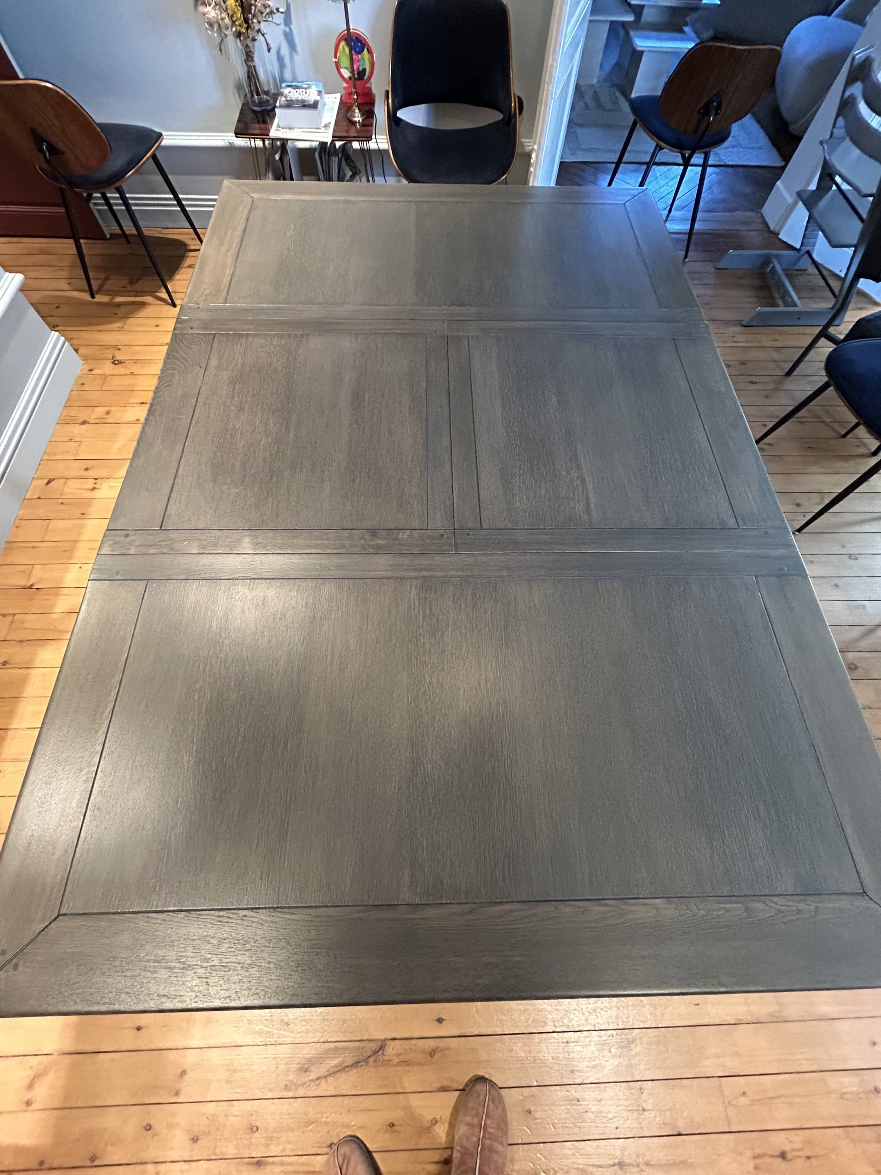 Extendable dining table