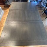 Extendable dining table