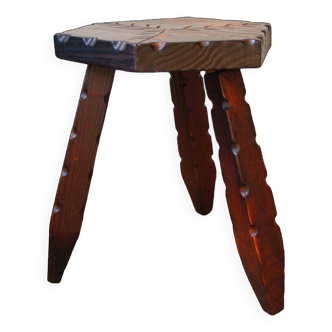 Tabouret tripode sculpté d'un motif végétal stylisé